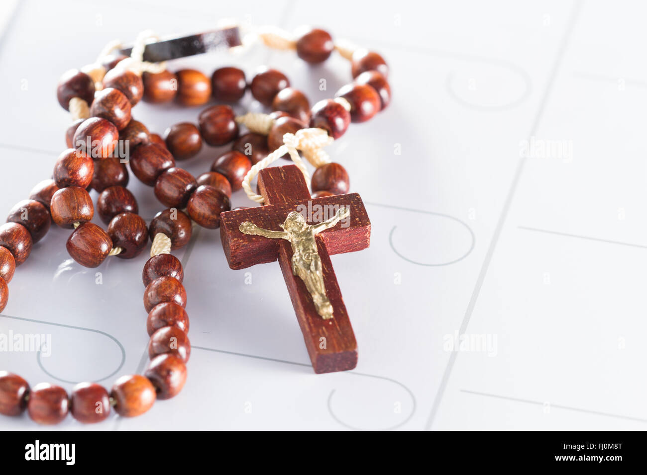 Concepto para la Pascua de 2017, utilizando el rosario y un calendario de  borrado en seco Fotografía de stock - Alamy