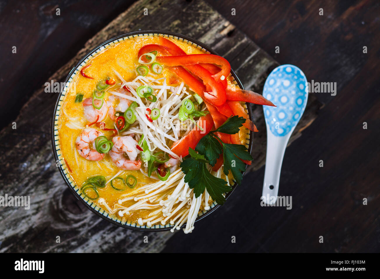 Tazón de Sopa de coco al curry asiático 'laksa' Foto de stock