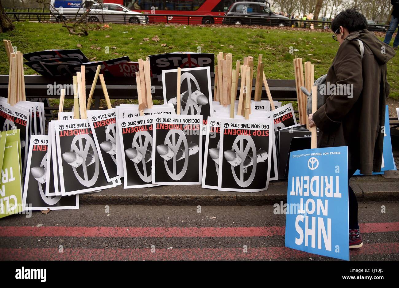 Cde Anti Trident protesta, Londres, Reino Unido. Carteles Foto de stock