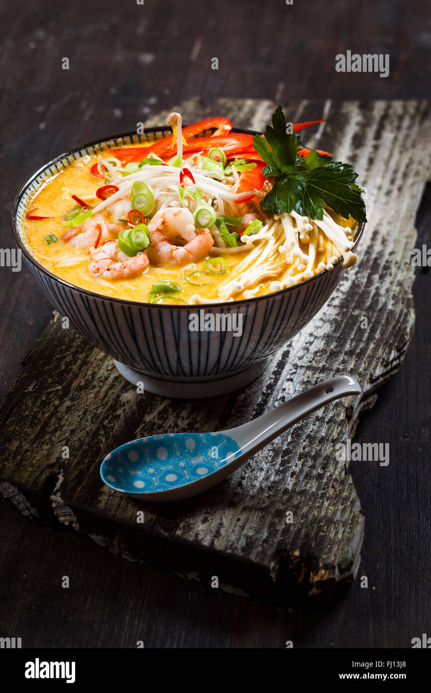 Tazón de Sopa de coco al curry asiático 'laksa' Foto de stock
