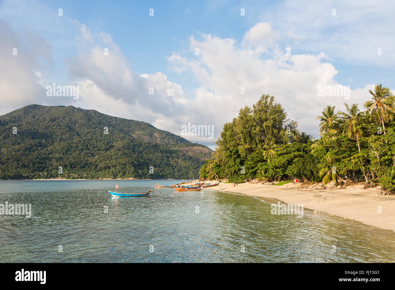 Koh Lipe sunset beach es una playa relax en la famosa isla en el mar de Andaman en el sur de Tailandia, muy cerca de la Malasia bo Foto de stock