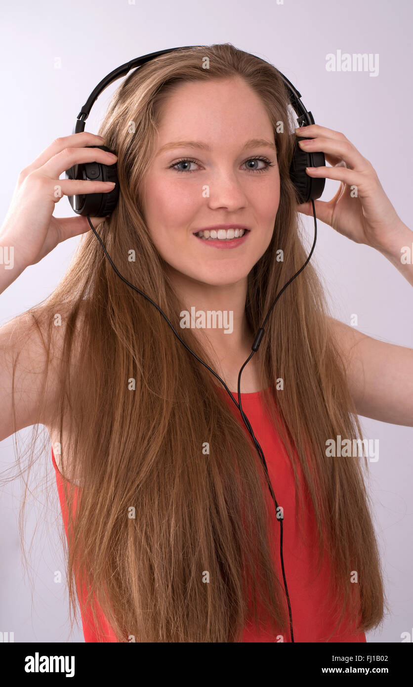 Adolescente con auriculares fotografías e imágenes de alta resolución -  Alamy