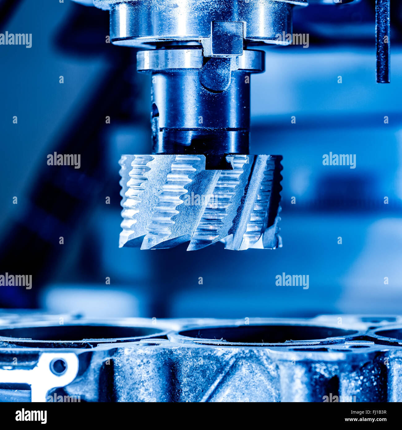 Fresadora CNC de metalistería. Cortar metal moderna tecnología de procesamiento. Foto de stock