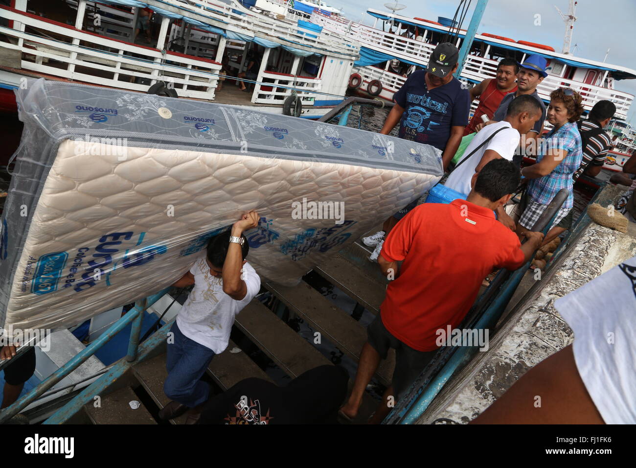 Las personas que trabajan en el puerto de Manaus, Brasil Foto de stock