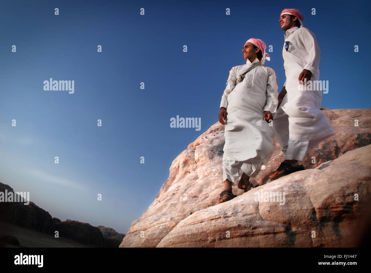 Beduinos del desierto en Wadi Rum, Jordania Foto de stock