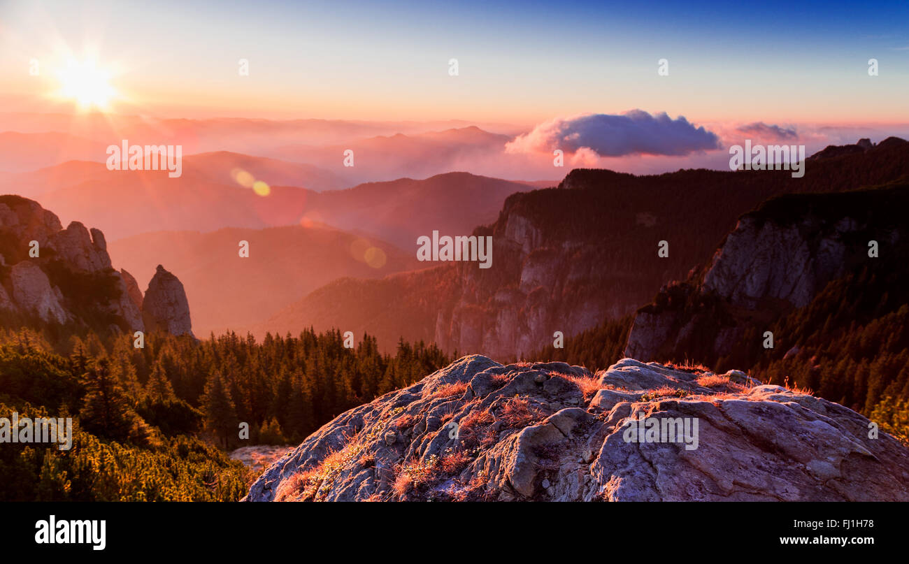 Amanecer en el pico de la montaña Ceahlau Foto de stock