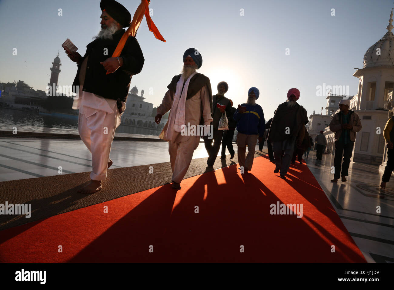 Procesión de peregrinos Sikh en el Templo de Oro de Amritsar, India Foto de stock
