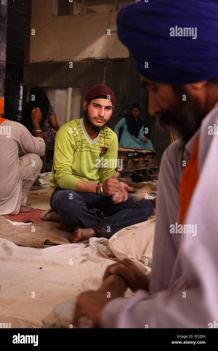 Los voluntarios que trabajan en la cocina del Templo de Oro de Amritsar, India Foto de stock