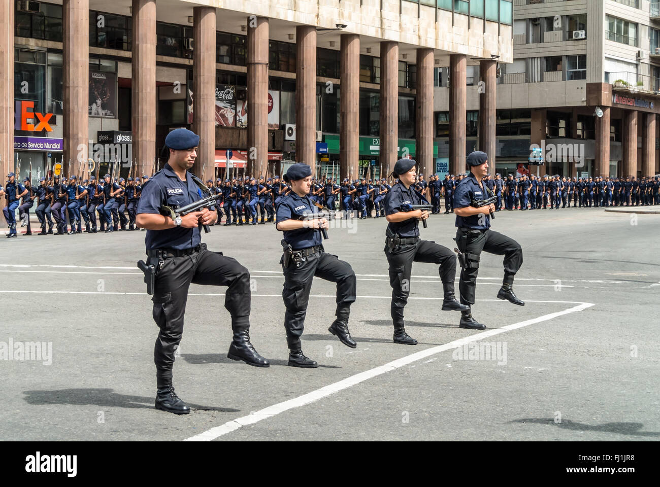 La policía estatal de marzo en el desfile en Montevideo, Uruguay Fotografía  de stock - Alamy
