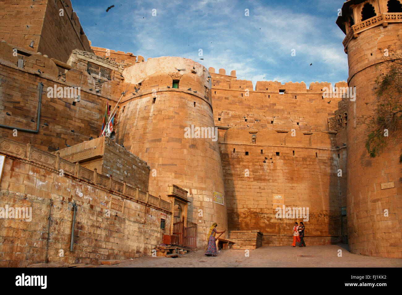 La entrada y la muralla de la fortaleza de Jaisalmer, Rajasthan, India Foto de stock