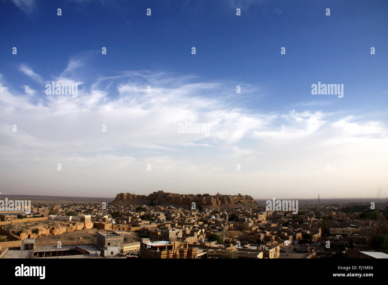 Vista panorámica de Jaisalmer Fort y el casco antiguo de la ciudad de Jaisalmer, Rajasthan, India Foto de stock