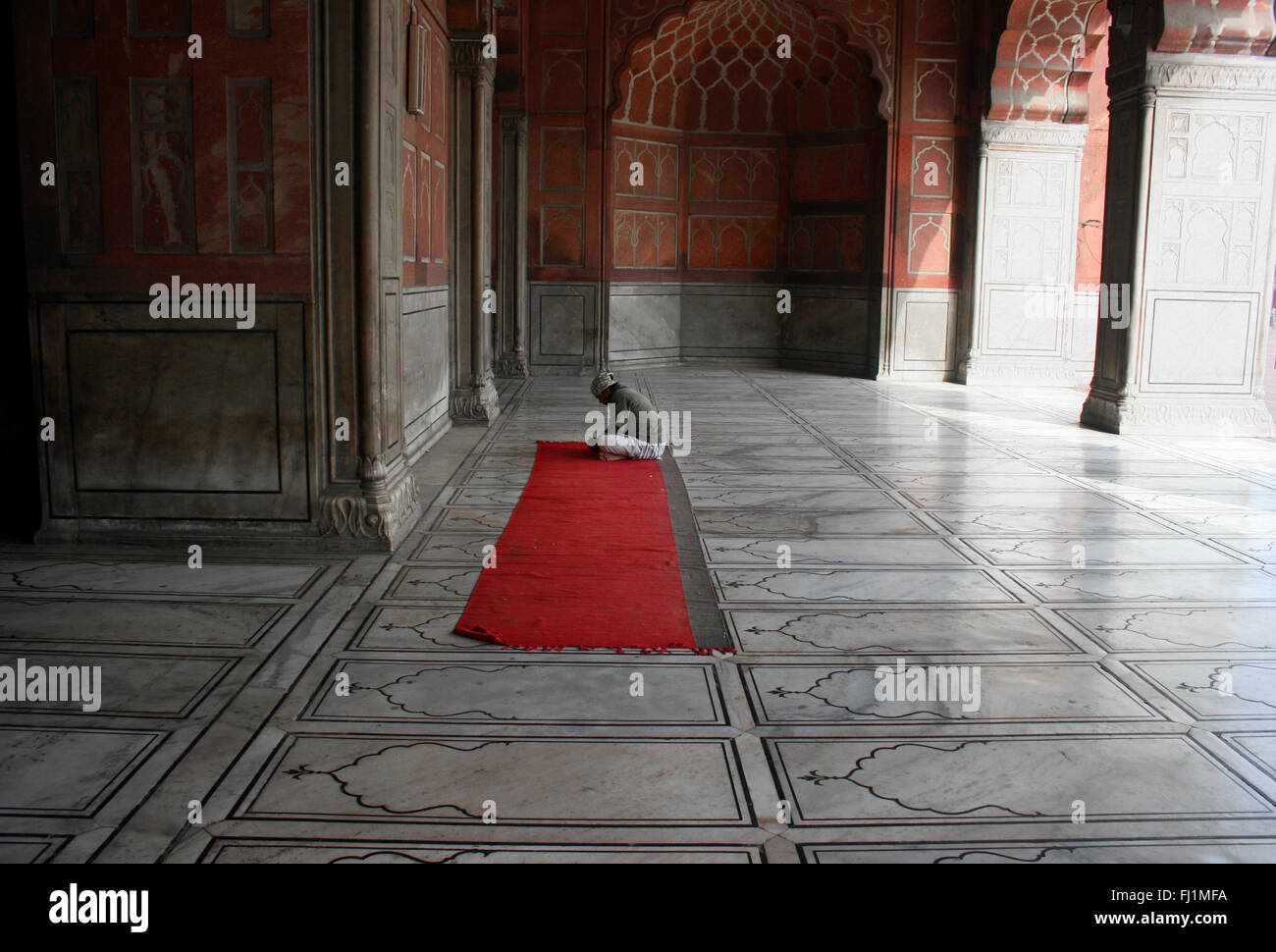 Los musulmanes rezando en Jama Masjid (la gran mezquita) de Vieja Delhi, India Foto de stock