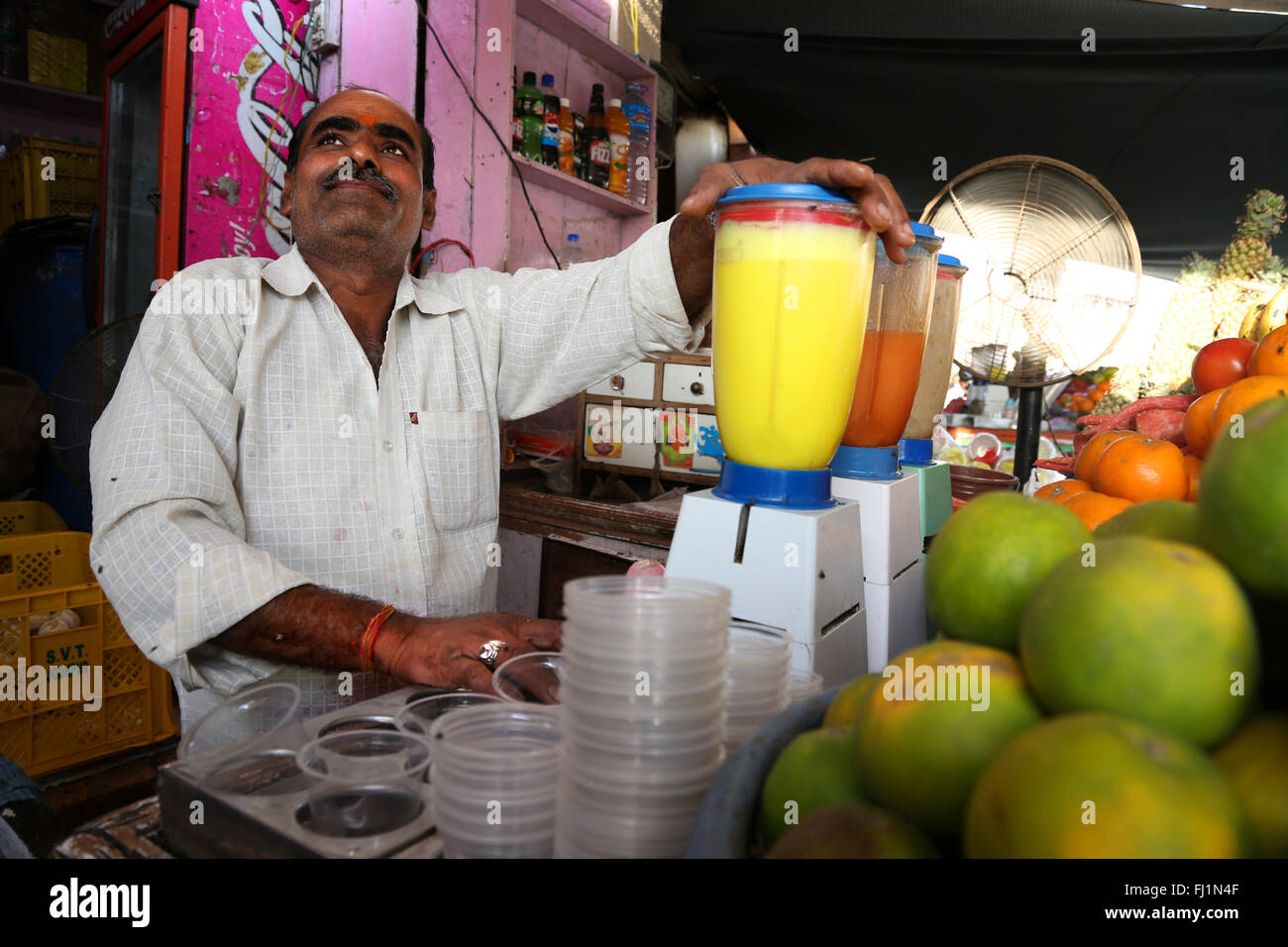 Zumos de frutas frescos vendedor en Jaisalmer, India Foto de stock