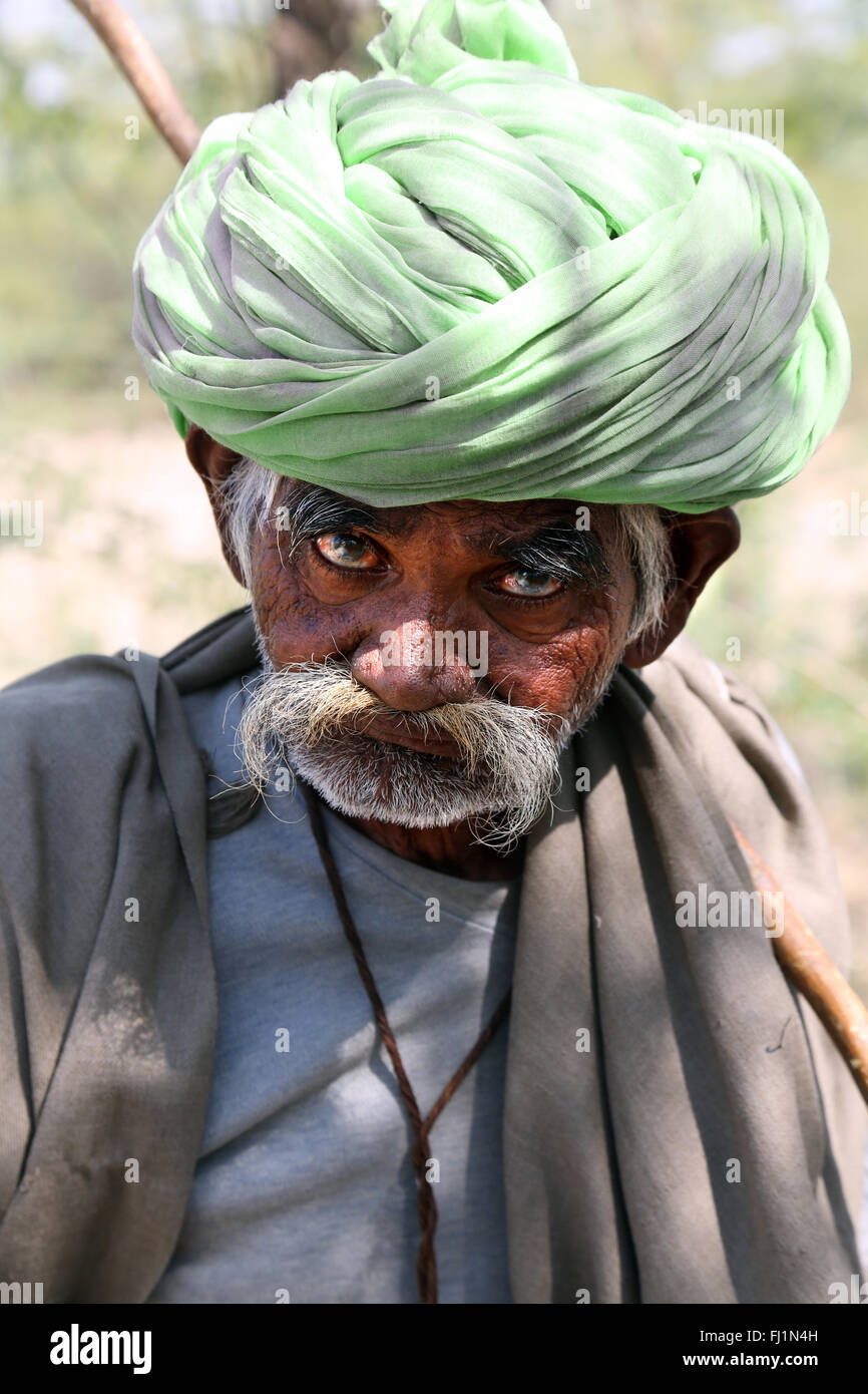 Retrato del hombre Gujarati pastor con turbante y bigote cerca de Bhuj, India Foto de stock