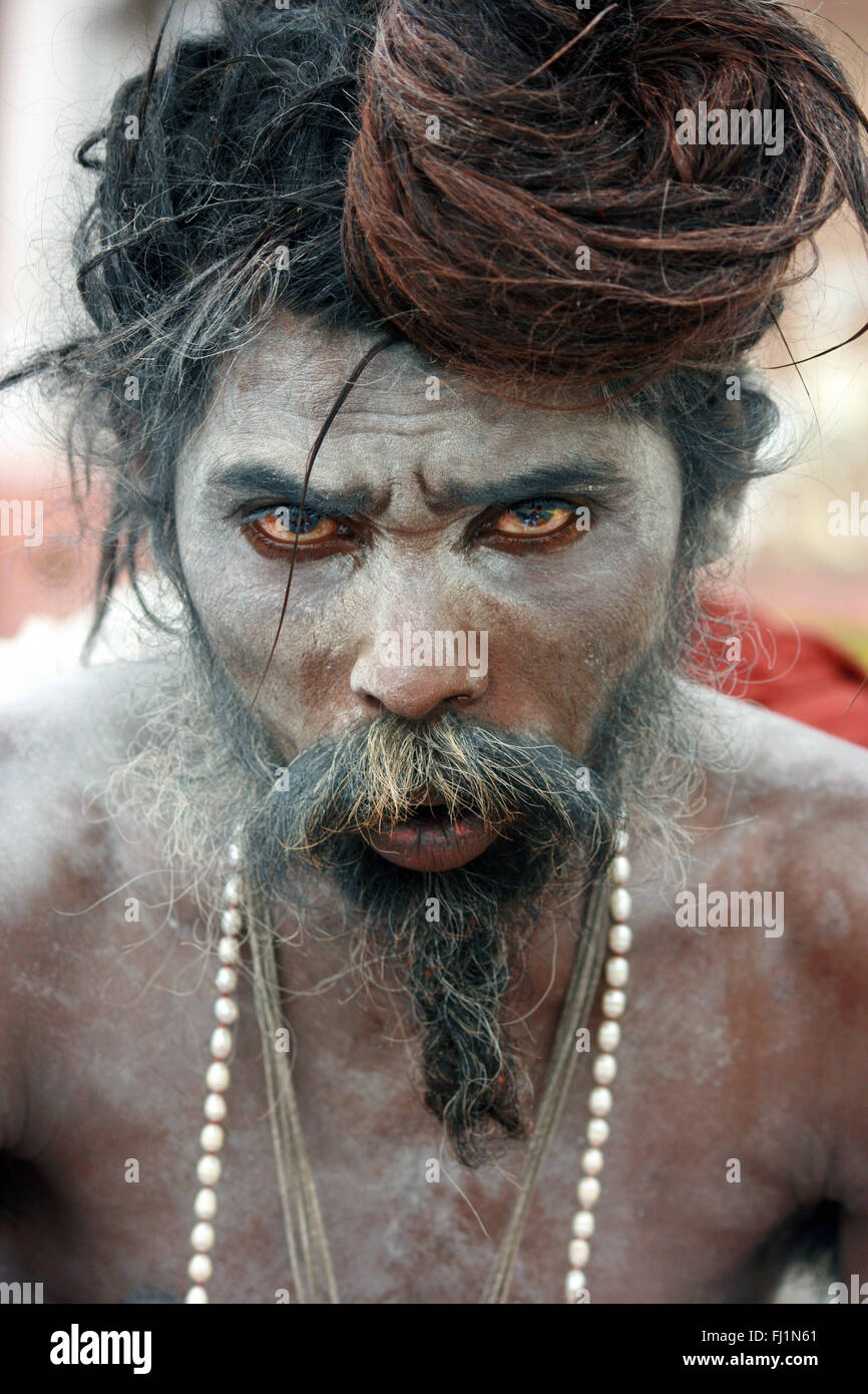 - Sadhu Hindú hombre santo santo - cubierto con cenizas - Varanasi India Foto de stock