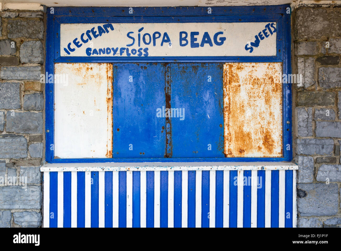 Clausurado sweetshop Costera irlandesa con el idioma irlandés Síopa Beag (Pequeña tienda). Foto de stock