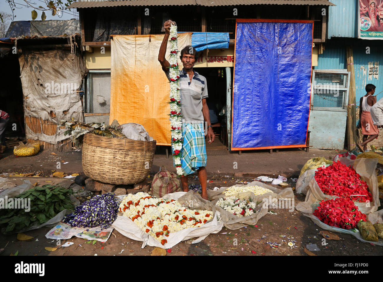 Vendedor de flores en el mercado de flores ghat Mullick Kolkata, India Foto de stock