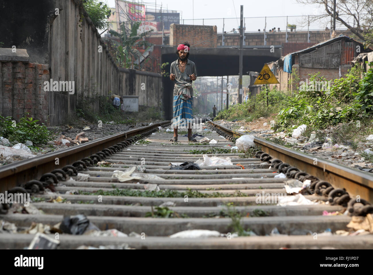 El hombre está solo en los rieles del tren en Howrah, Kolkata, India Foto de stock