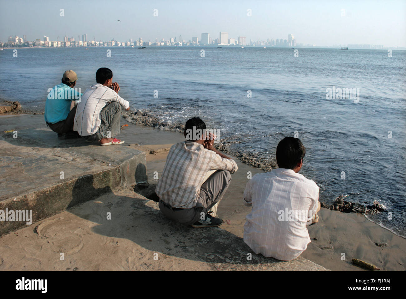 La gente en Chowpatty beach, Mumbai, India Foto de stock