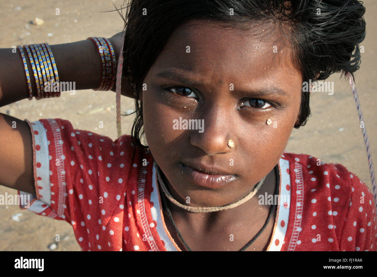 Joven indígena con el piercing en Mumbai, India Foto de stock
