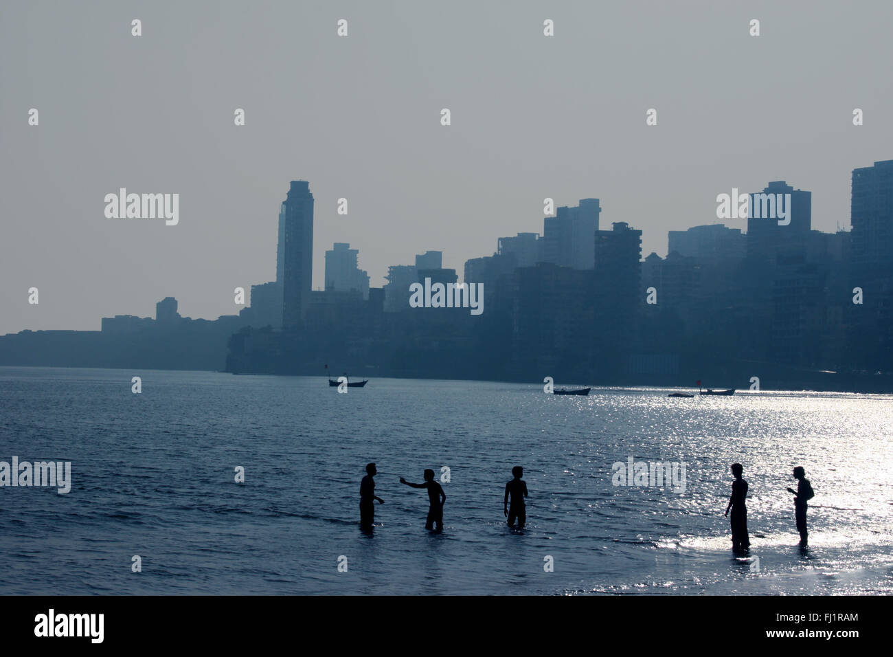 La gente en Chowpatty beach, Mumbai, India Foto de stock