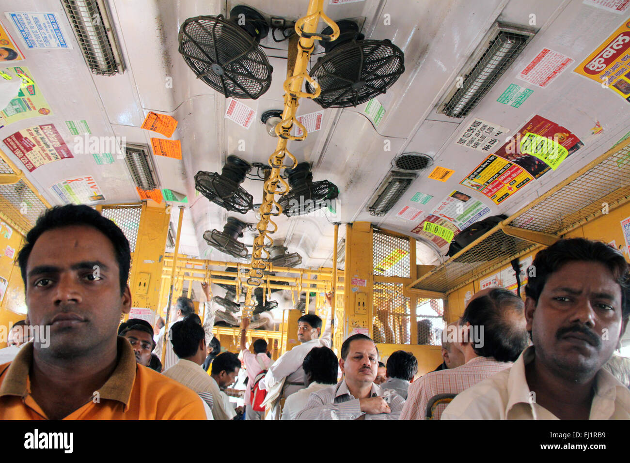 La gente de pasajeros dentro del tren de cercanías en Bombay Bombay, India Foto de stock