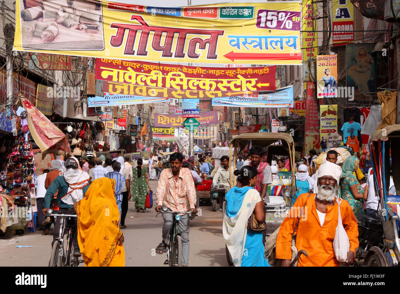 El caos y el tráfico en Varanasi, India Foto de stock