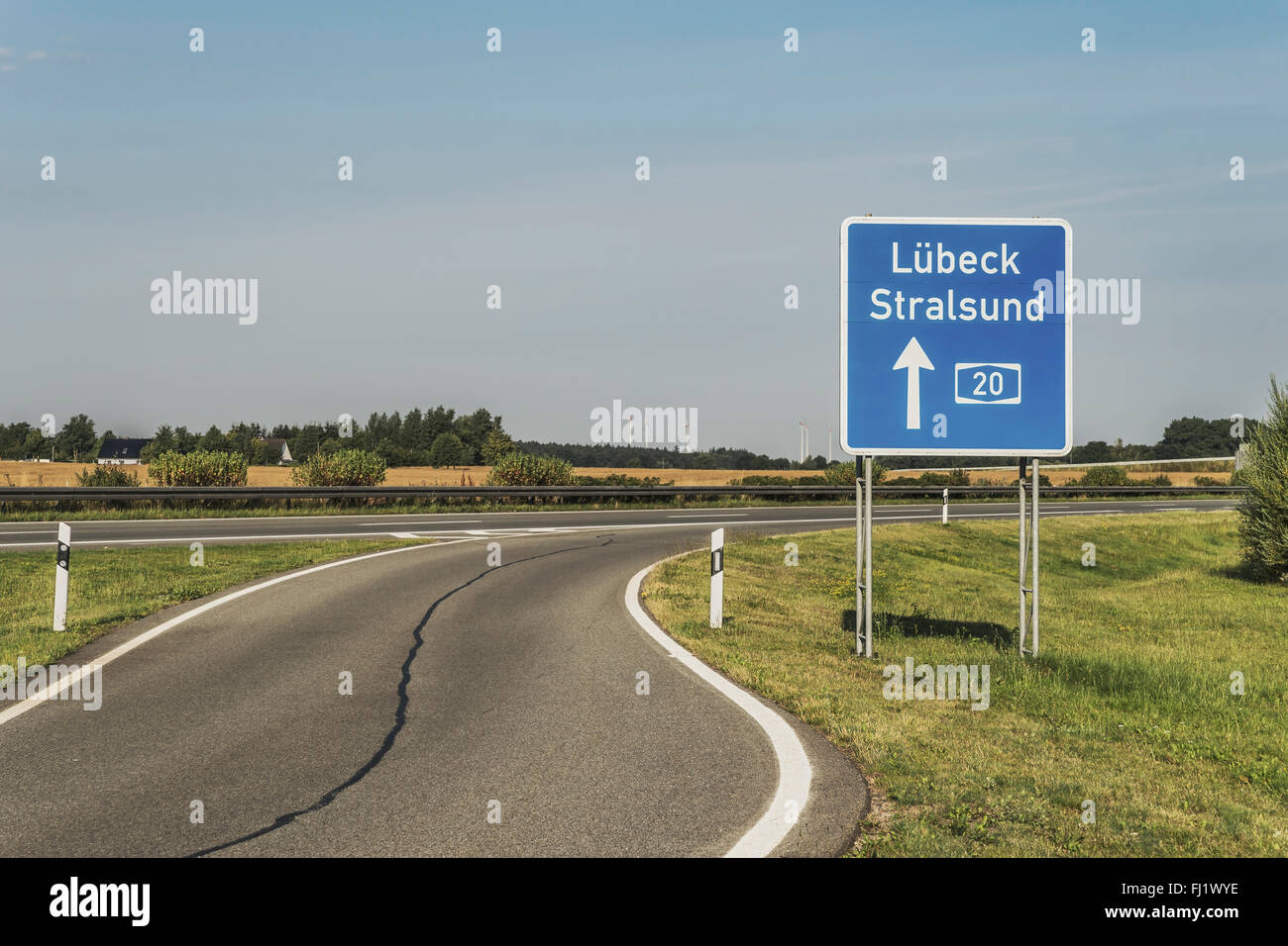 Señal de tráfico en la autopista (Autobahn) alemán A20 dirección Lubeck y Stralsund, Alemania, Europa Foto de stock
