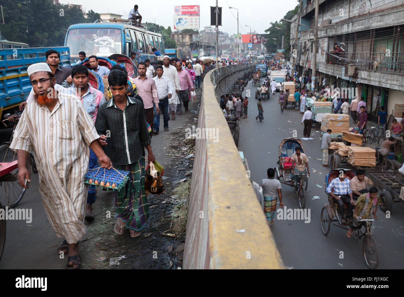 La gente camina en una concurrida y transitada calle de Dhaka, Bangladesh - Paisaje Foto de stock