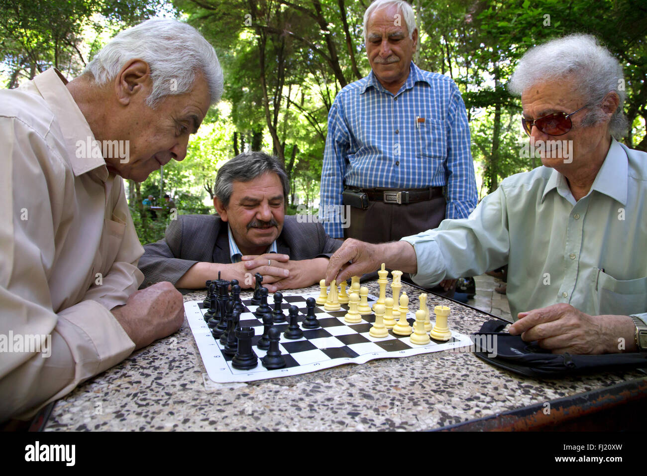 Hombres iraníes juegan al ajedrez en un parque en Ispahán Foto de stock