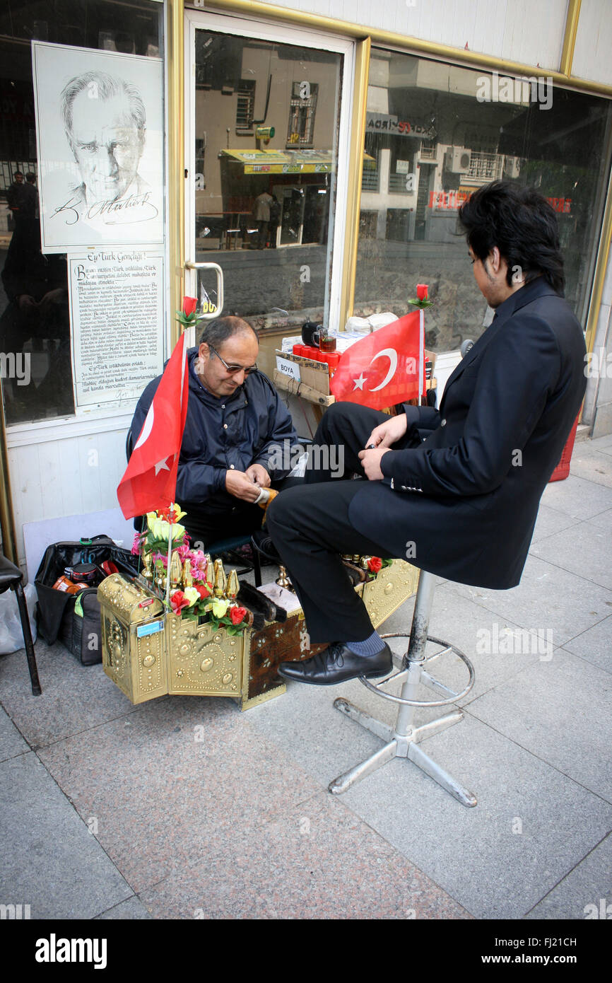 Pulidora de zapata en Estambul, Turquía Foto de stock