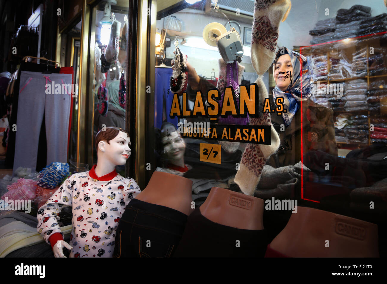 Una mujer musulmana hace compras en una tienda de ropa en el centro de Estambul, Turquía Foto de stock
