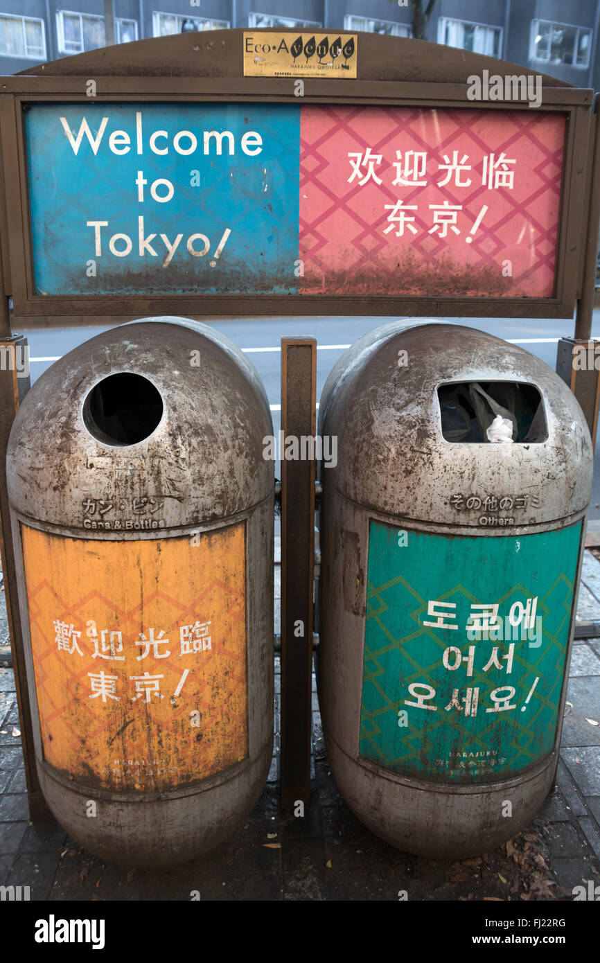 Botes de basura públicos en Tokio, Japón, con 'Welcome to Tokyo' escrito Foto de stock