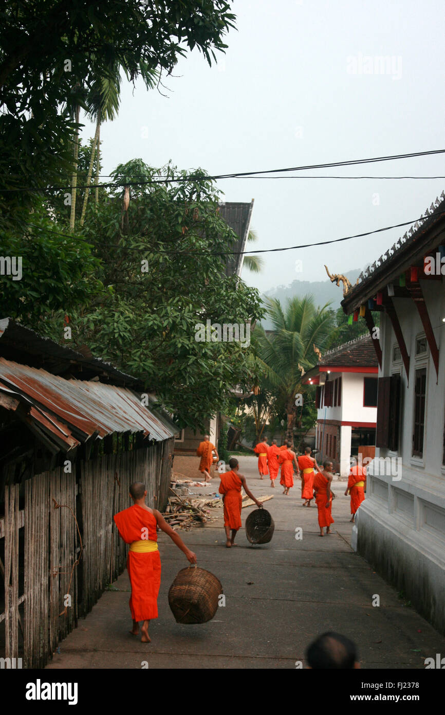 Los monjes budistas en Luang Prabang, Laos, Asia Foto de stock