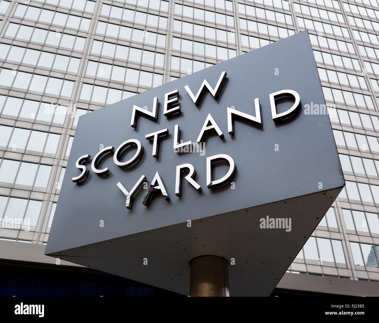 Señale fuera de la antigua sede de la Policía Metropolitana en New Scotland Yard, Broadway, Victoria, Londres, Inglaterra, REINO UNIDO Foto de stock