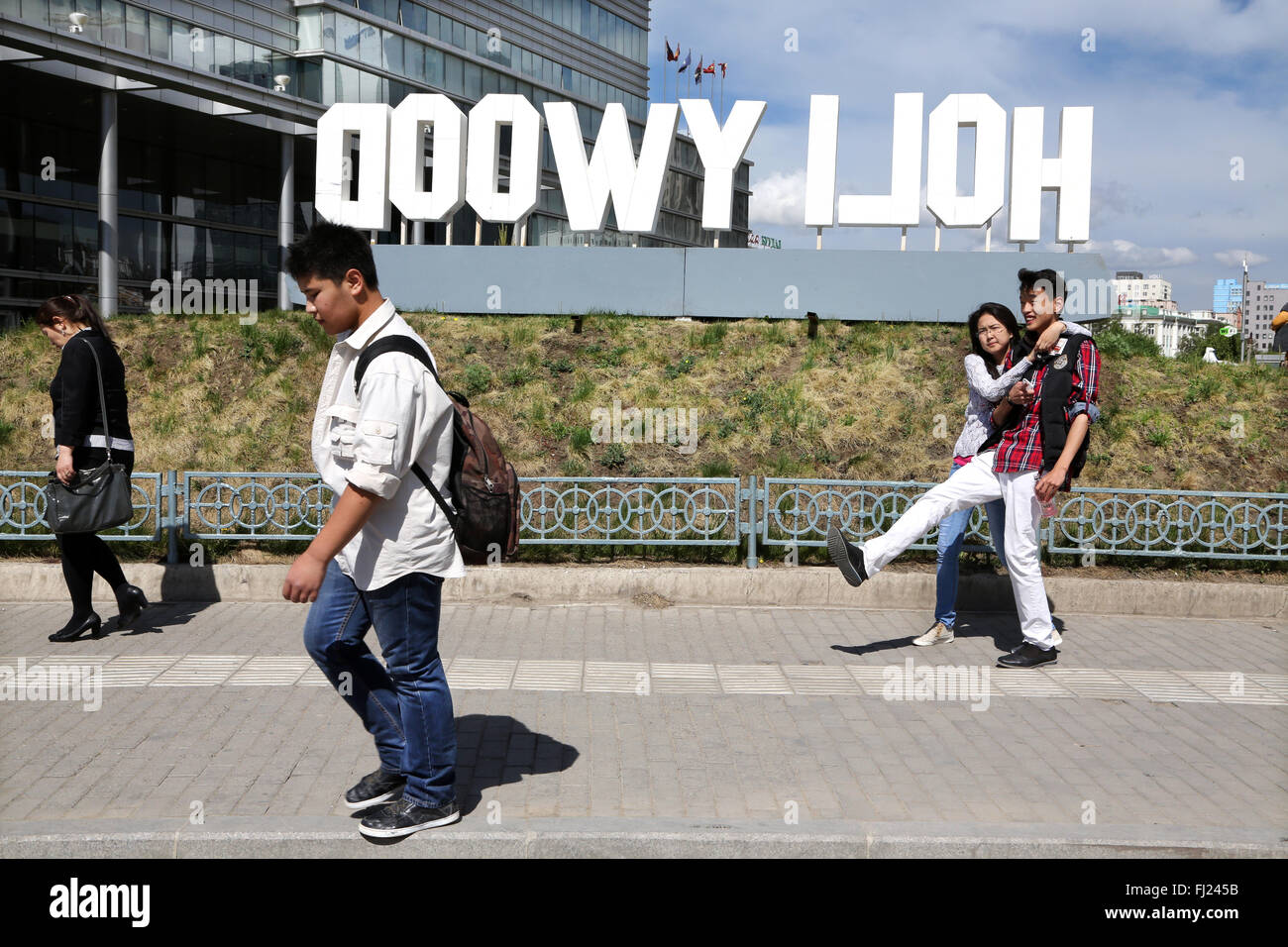 La gente camina por las calles de Ulanbataar con grandes letras "Hollywood" Foto de stock