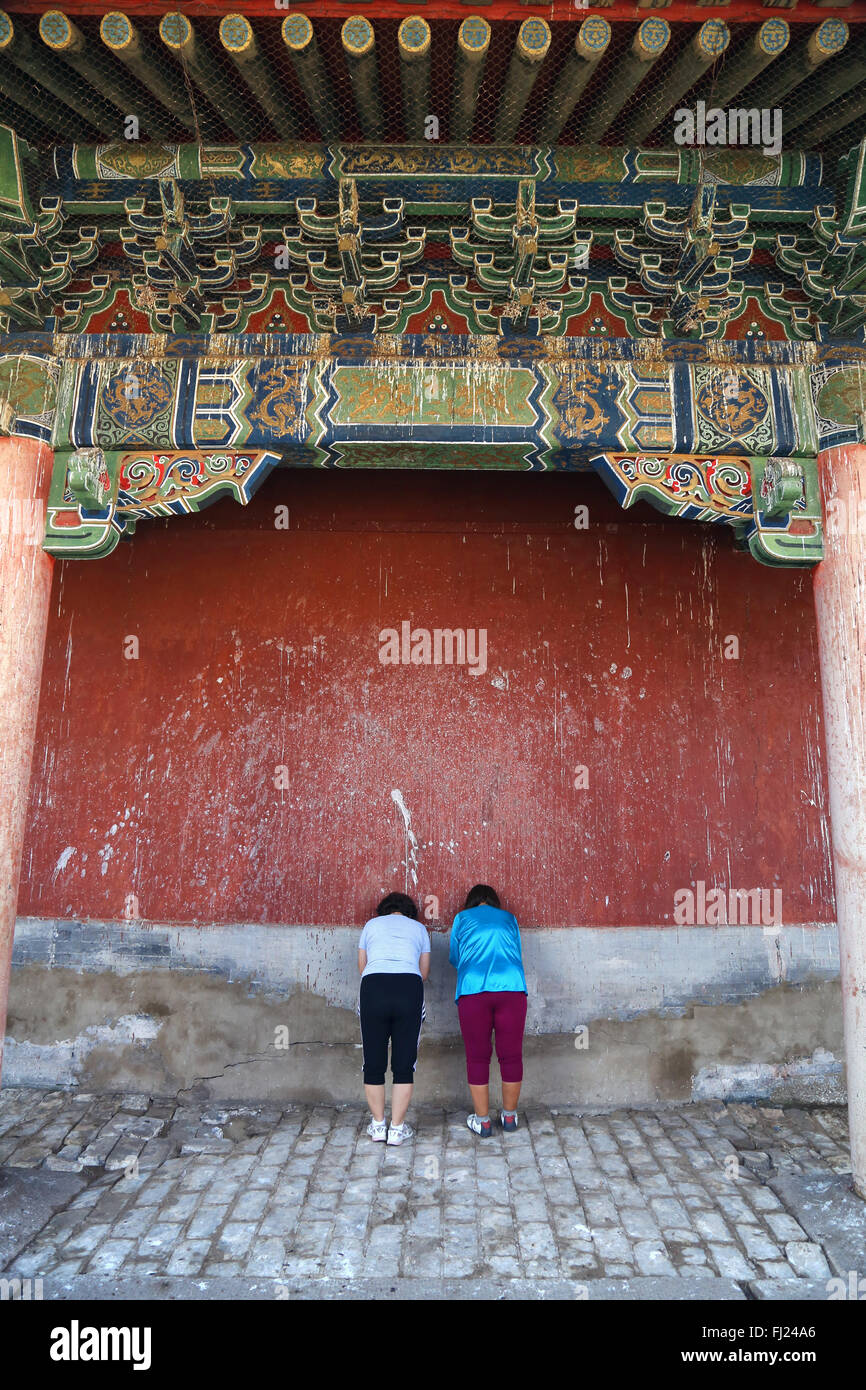Dos mujeres rezando dentro del interior de la Erdene Zuu monasterio , Mongolia Foto de stock