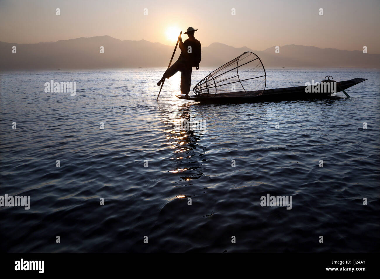 Paisaje de pescador tradicional birmana en el lago Inle por sunrise, Myanmar Foto de stock
