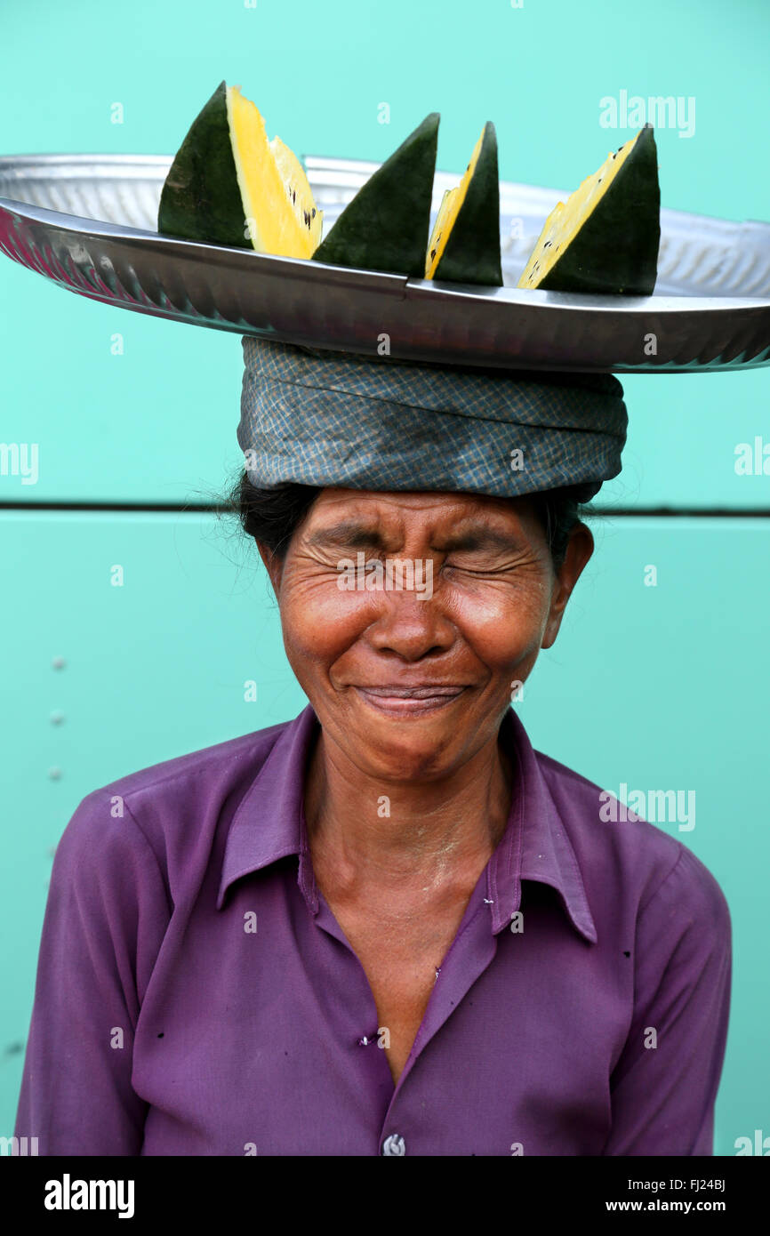 Increíble retrato de mujer divertida en Rangún, Myanmar Foto de stock
