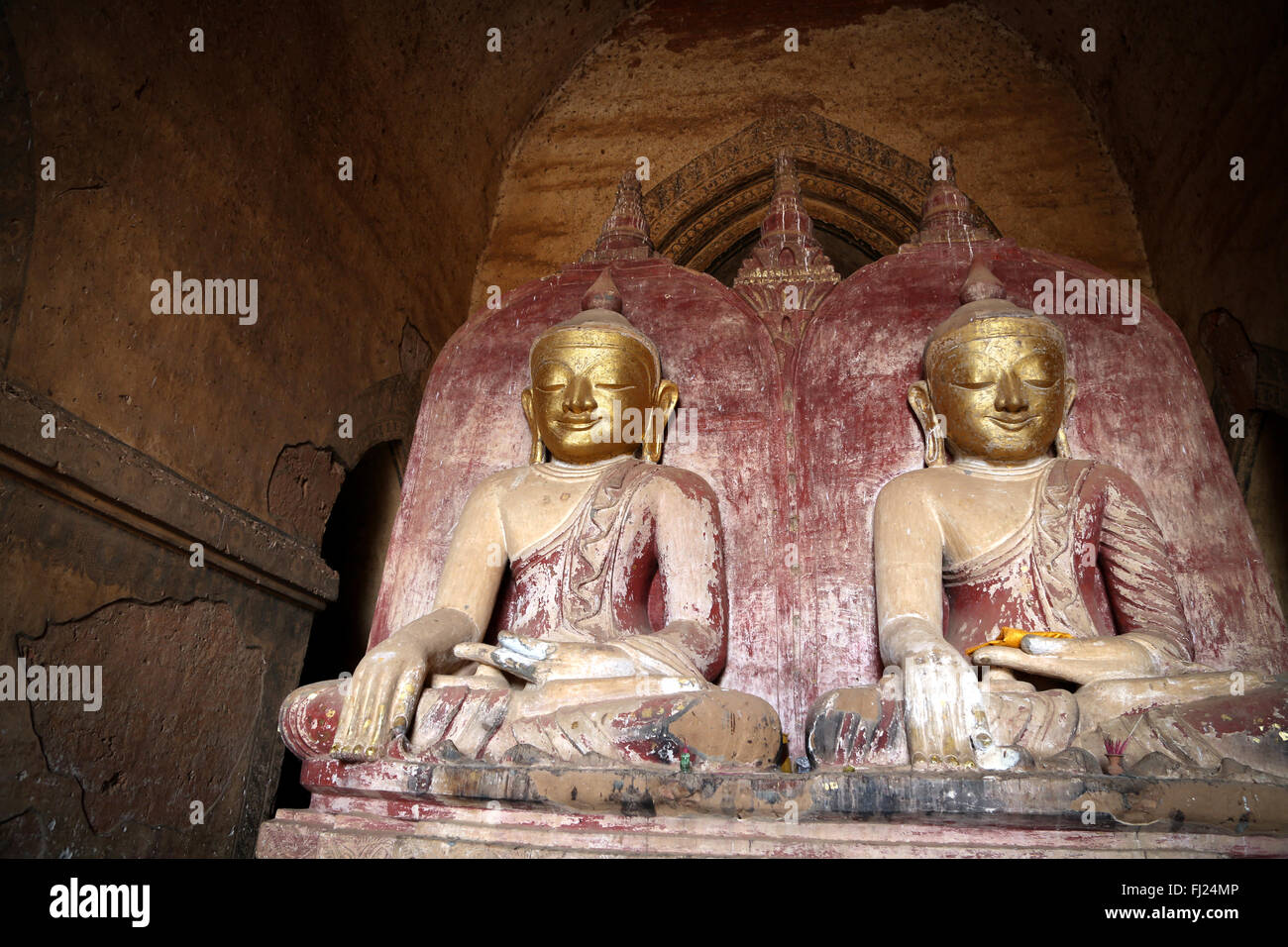 Budas gemelos del Templo Dhammayangyi, Bagan, Myanmar Foto de stock