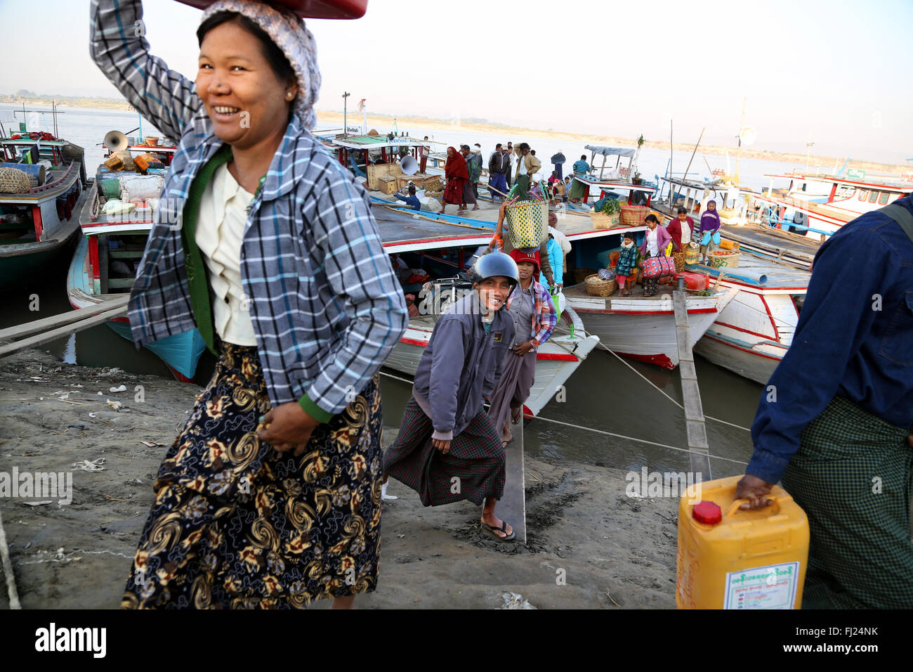 Las personas que trabajan en el puerto de Bagan, Myanmar Foto de stock