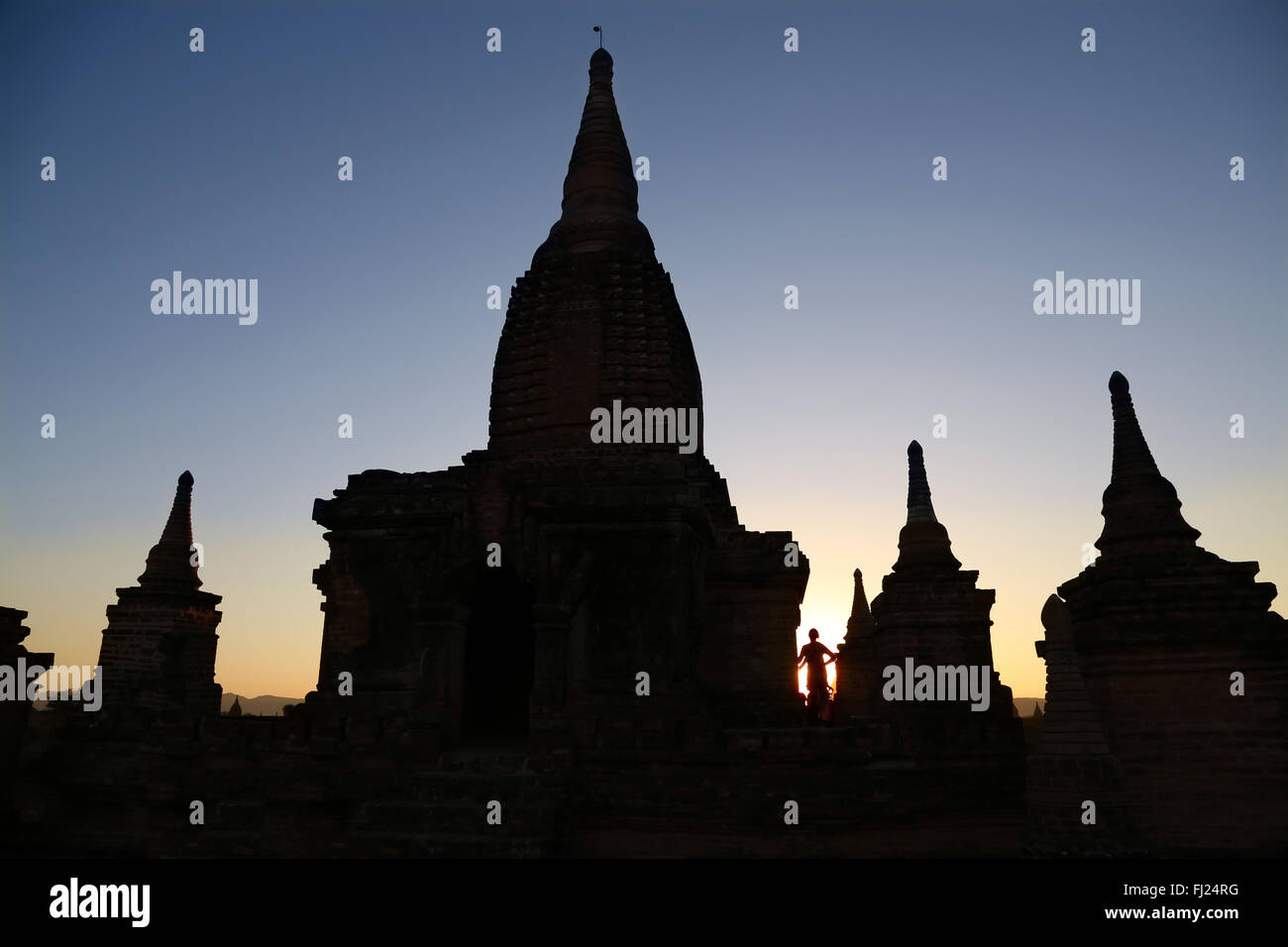 Silueta de un templo en el Antiguo Bagan, retroiluminación , Myanmar Foto de stock