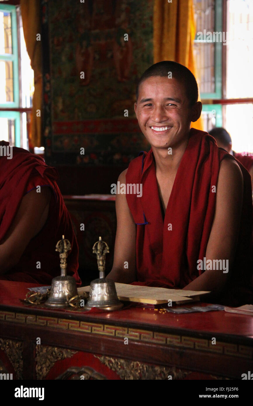 Retrato del monje budista nepalí en el monasterio de Sakya gompa Tharig en Boudhanath Foto de stock