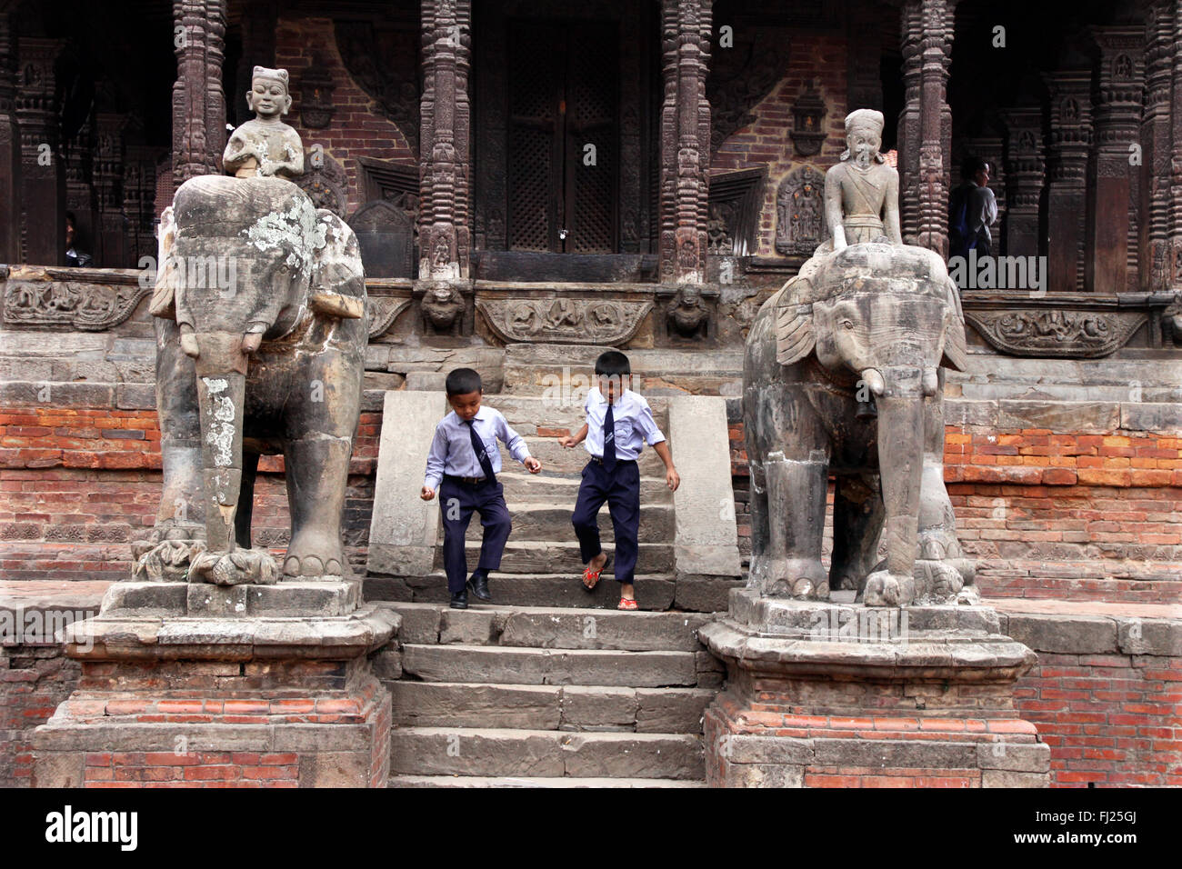 Los niños juegan en el templo en Bhaktapur, Nepal Foto de stock