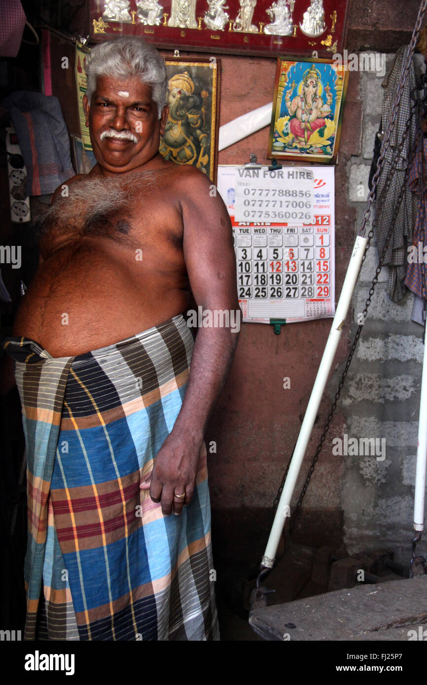 Retrato de un hombre con la grasa del vientre y tradicionales de longhi en Colombo, Sri Lanka Foto de stock