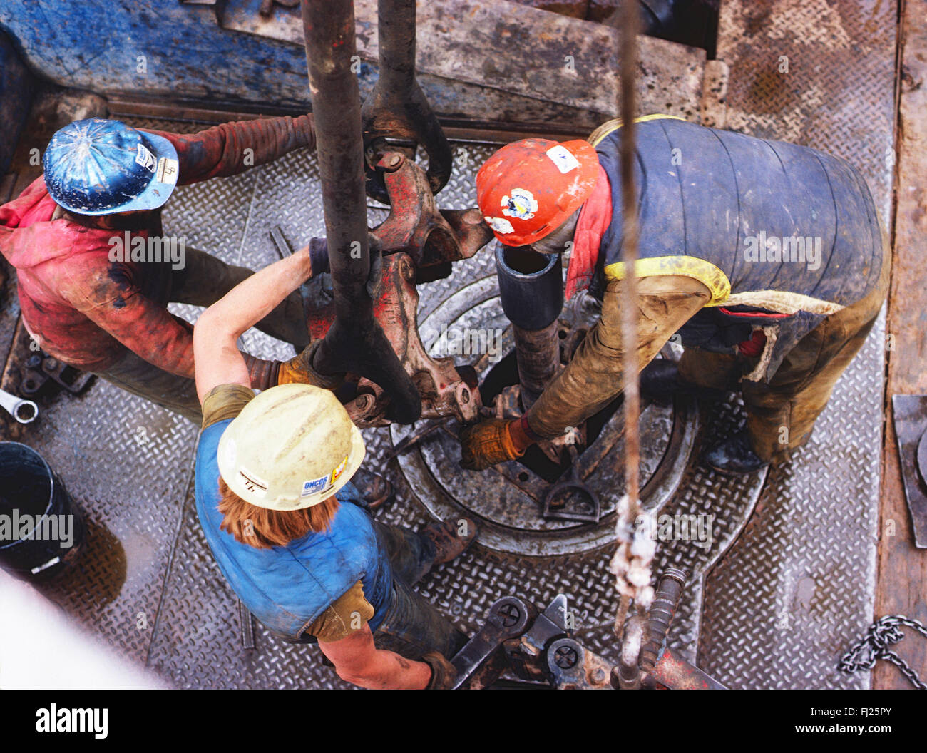Alta Vista mirando hacia abajo sobre roughneck trabajadores en plataformas petrolíferas, Nuevo México, EE.UU. Foto de stock