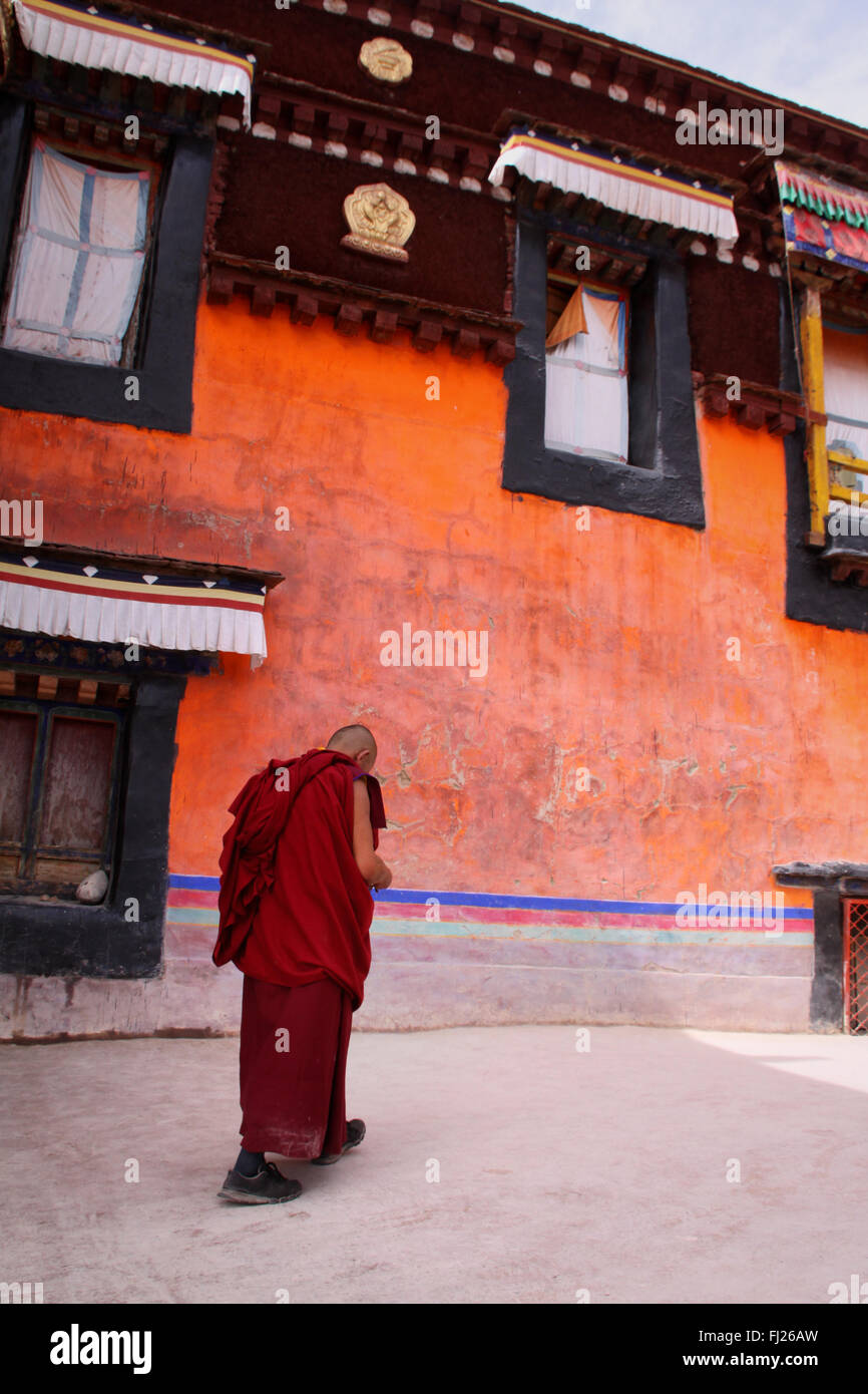 Pueblo Tibetano orando / haciendo Kora alrededor del templo de Jokhang en Lhasa, Tibet Foto de stock