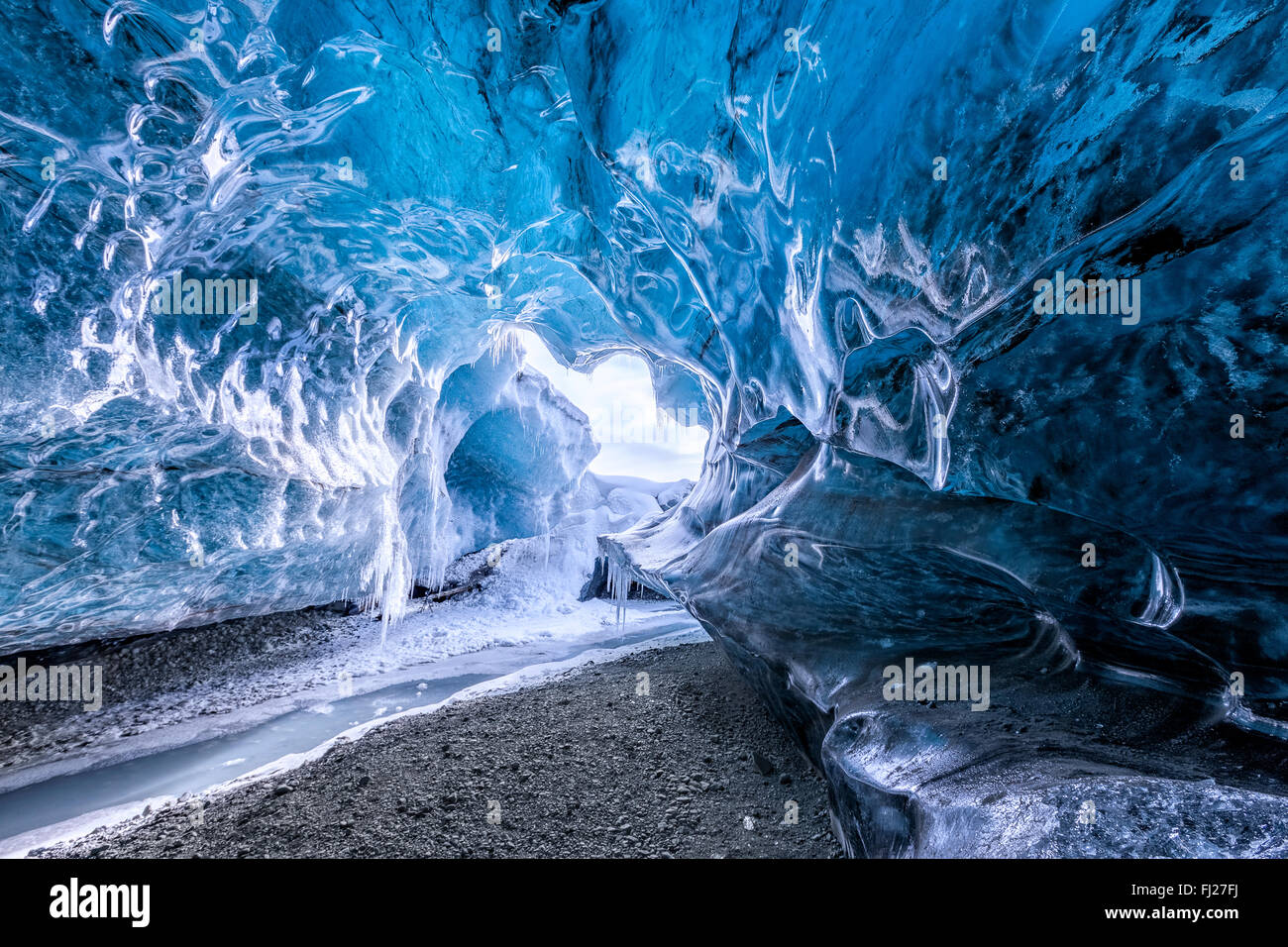 Cueva glaciar azul en Islandia Foto de stock