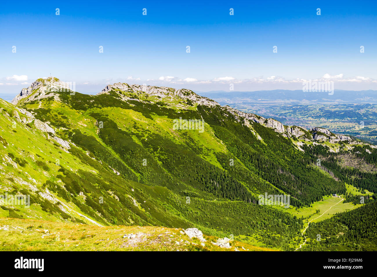 Montañas inspirador paisaje, día soleado en verano Tatras, montaña, sobre azul cielo soleado. Mirando monte Giewont Foto de stock