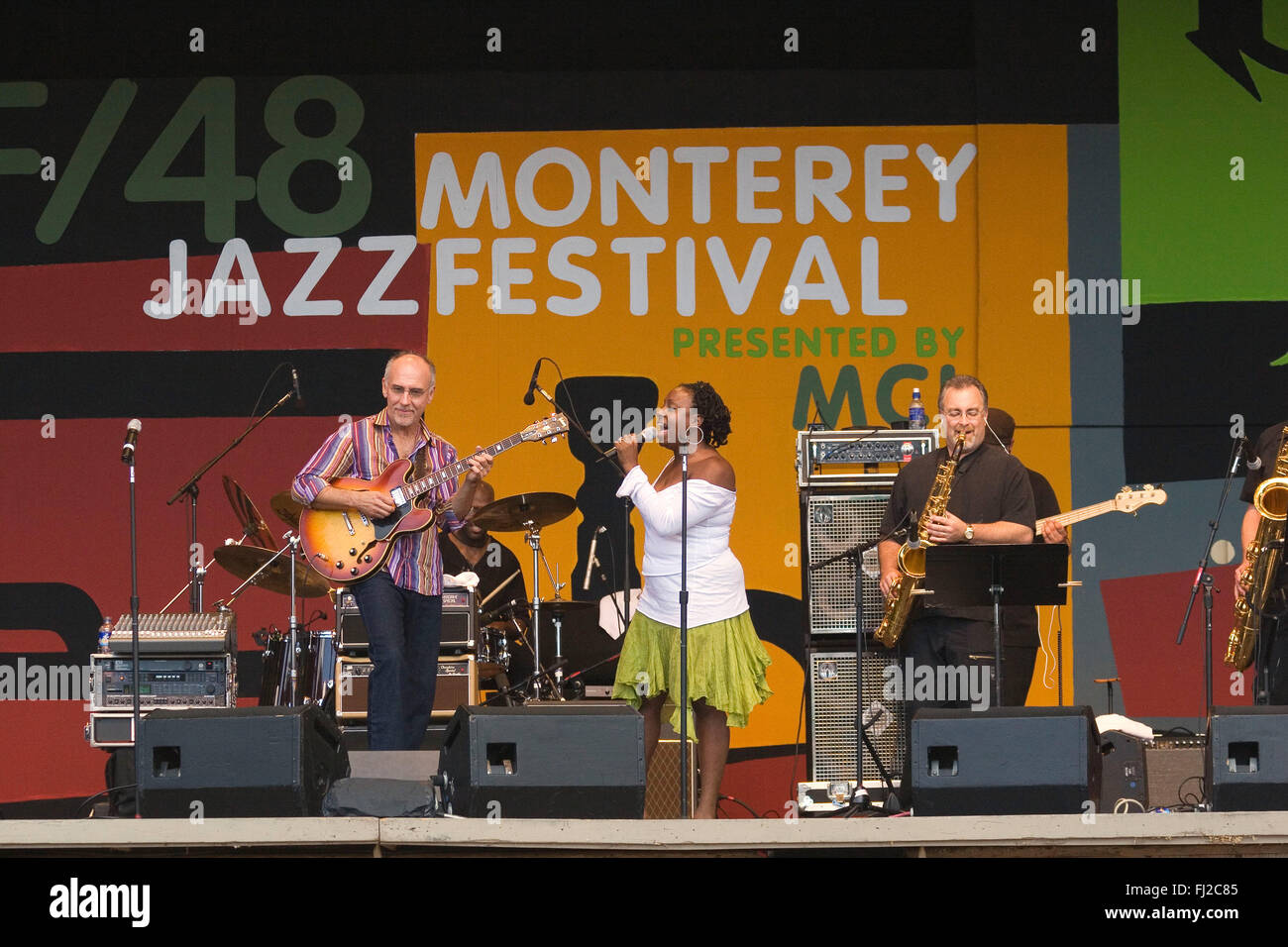 Ledisi vocalista canta con Larry Carlton y el zafiro Blues Band en el Festival de Jazz de Monterey Foto de stock